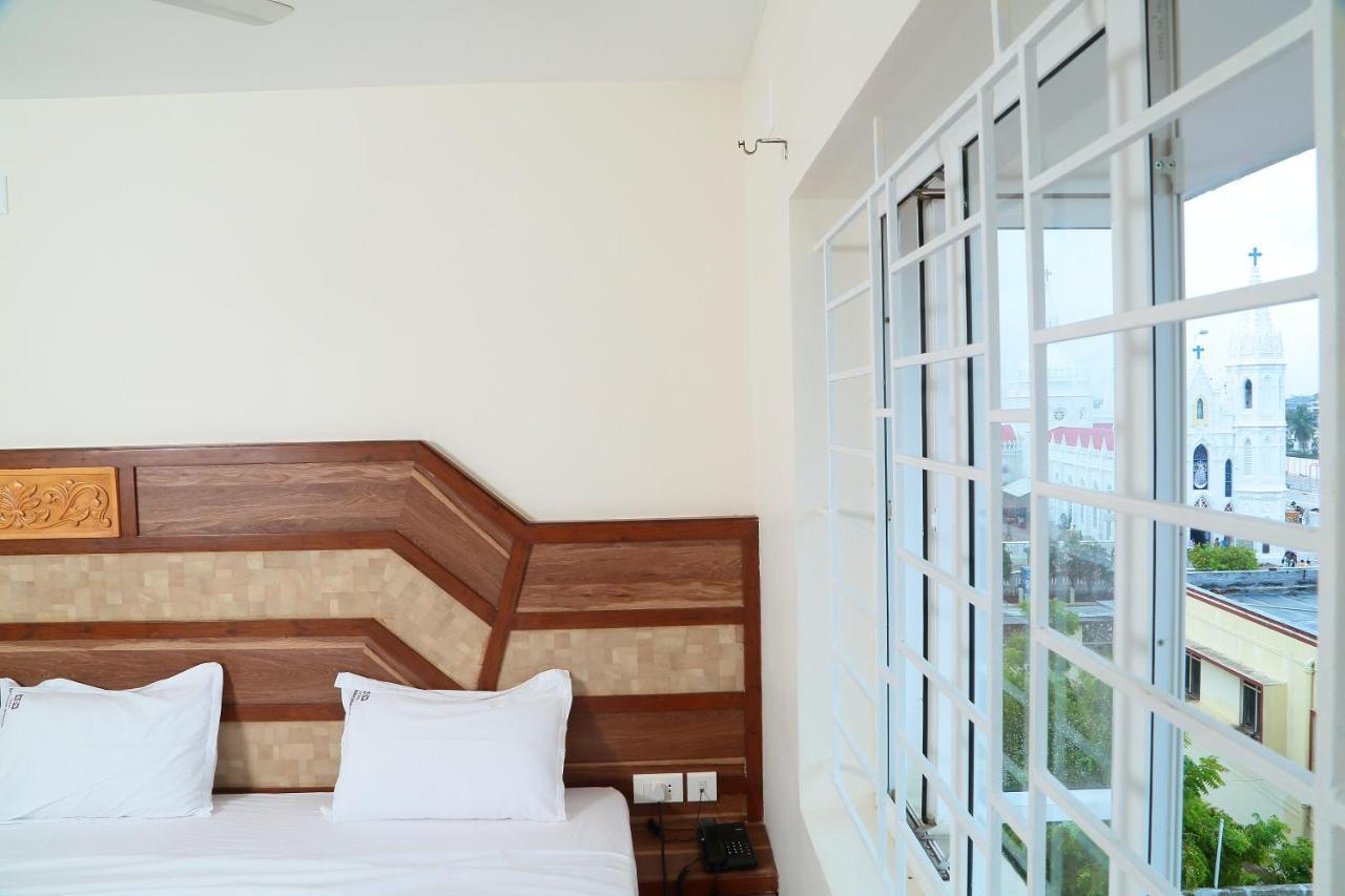 Annai In Saravana Bhavan Fine Stay And Restaurant Velanganni Bagian luar foto