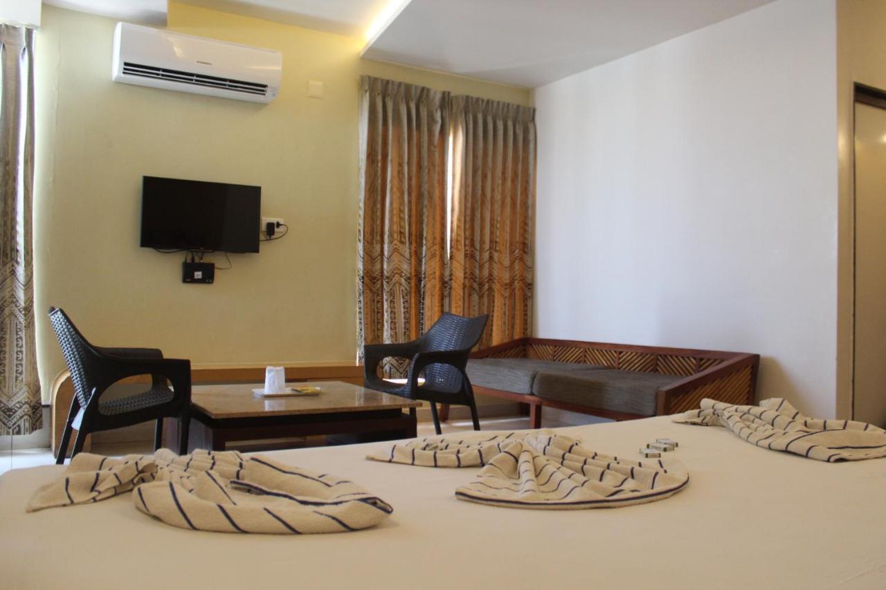 Annai In Saravana Bhavan Fine Stay And Restaurant Velanganni Bagian luar foto