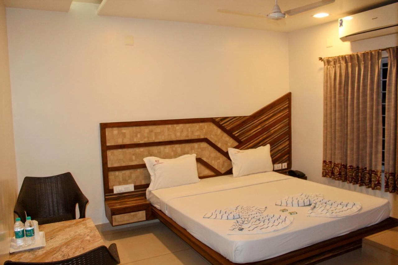 Annai In Saravana Bhavan Fine Stay And Restaurant Velanganni Bagian luar foto
