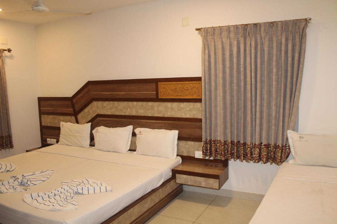 Annai In Saravana Bhavan Fine Stay And Restaurant Velanganni Bagian luar foto